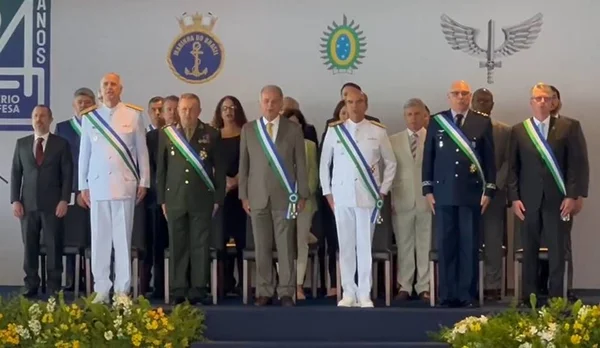 Em meio a desgaste com militares, Defesa condecora 12 ministros de Lula