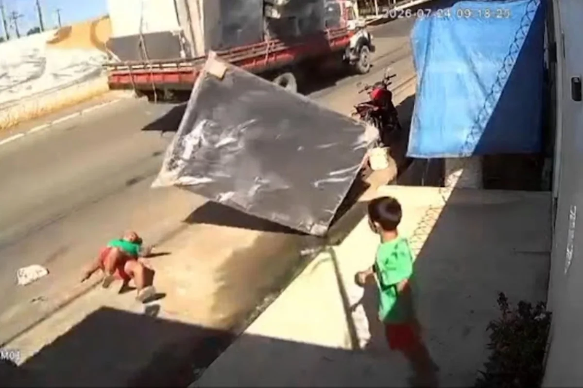 Cama box cai de caminhão e atinge pedestre em Parintins (AM)