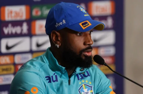 Foto colorida de Gerson com a camisa da Seleção BRasileira - Metrópoles