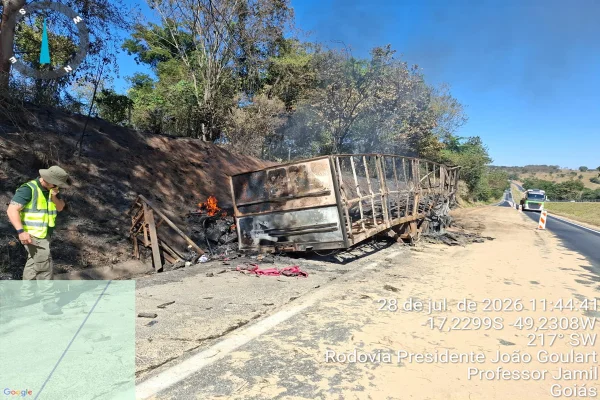 Rio é contaminado e captação de água proibida após explosão de caminhão em GO