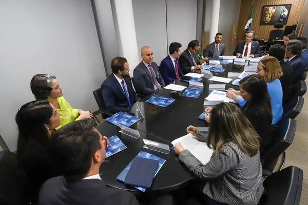 Foto colorida do presidente do STF, Luís Roberto Barroso, com membros do governo para discutir correção do FGTS - Metrópoles