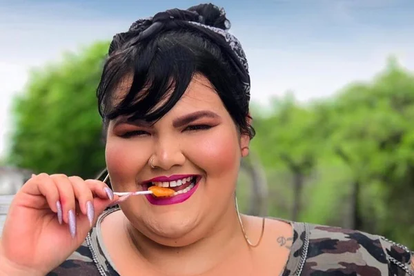 Grávida de 4 meses, Thais Carla posa nua com marido, Israel Reis