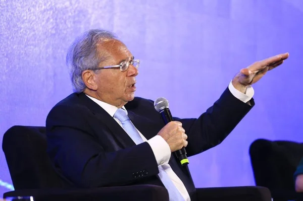 Paulo Guedes em evento do CBIC