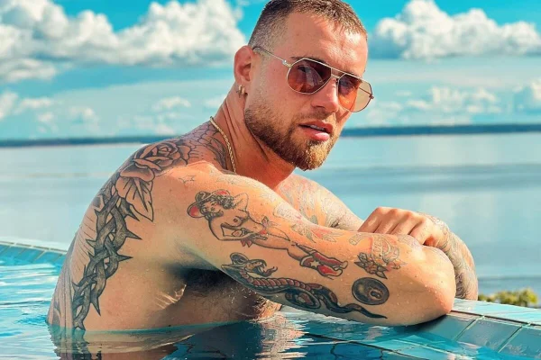 Bombeiro gato da Eliana, Yuri Bonotto posa na piscina e de óculos escuros - Metrópoles