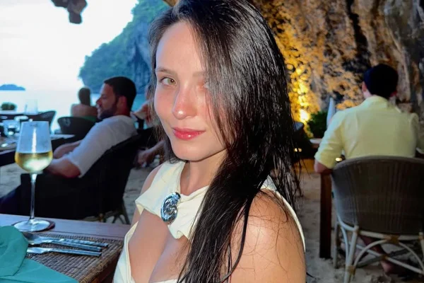 Larissa Manoela posa séria durante viagem ao lado do marido - Metrópoles