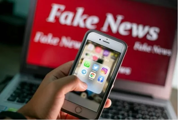 Pessoa segurando celular com WhatsApp aberto - Metrópoles