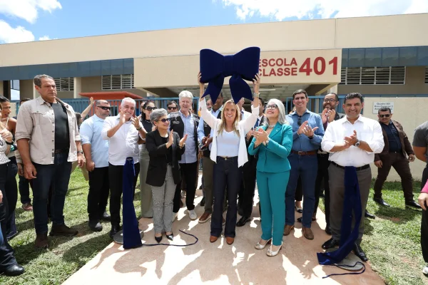 Celina durante inauguração de escola classe no Itapoã Parque