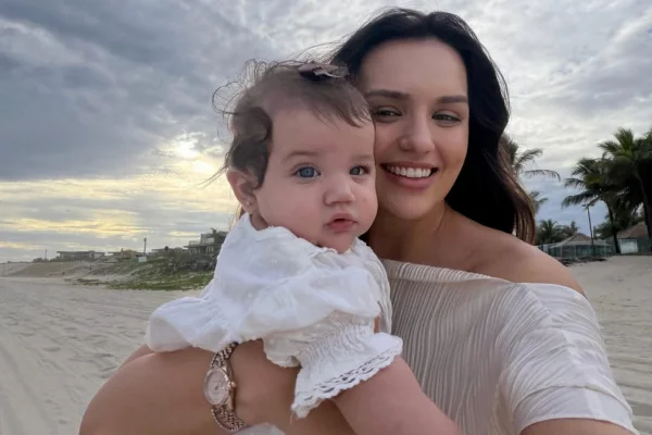 Rafa Kalimann encanta ao mostrar filha no mar pela primeira vez