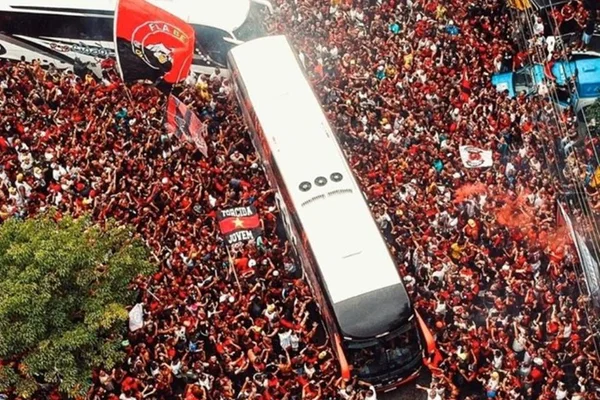Voos fretados pela torcida do Flamengo são cancelados e geram revolta