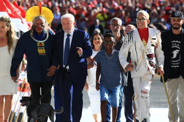 “Aba reta misterioso” sobe rampa com Lula e deputado brinca: “Infelizmente, não sou eu”