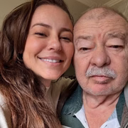 Paolla Oliveira posa ao lado do pai, José Everardo, que foi diagnosticado com demência