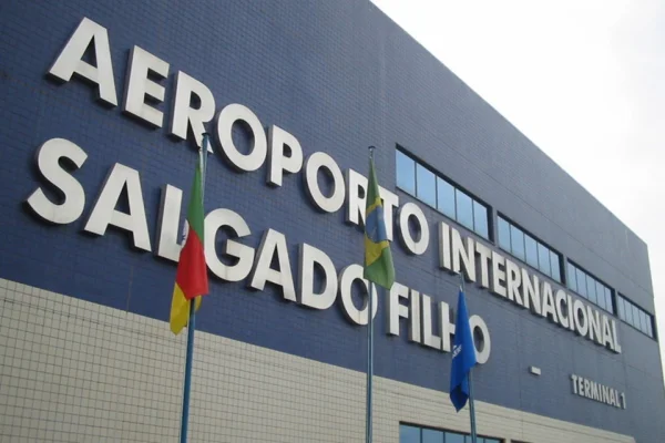 Imagem colorida da fachada do Aeroporto Salgado Filho porto alegre