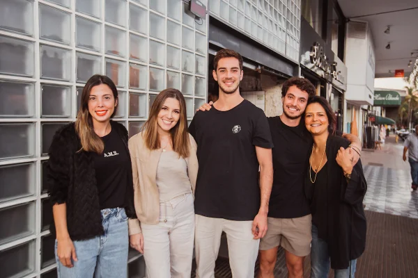 Hamburgueria celebra aniversário com ação social na Asa Sul