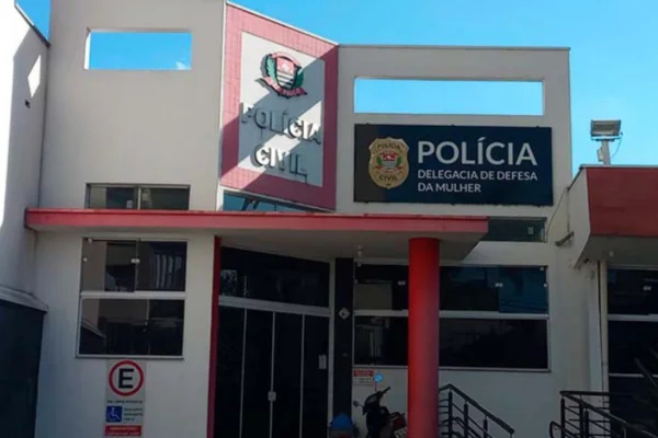 Fachada da DDM de Salto. Homem mantém esposa e bebê de 6 meses em cárcere e é preso. - Metrópoles