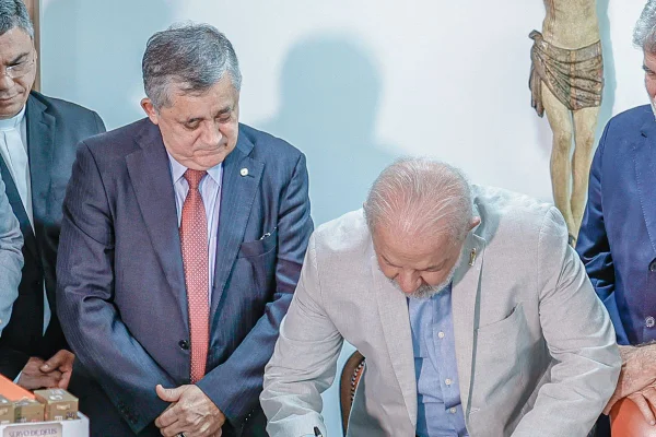 O líder do governo na Câmara, José Guimarães (PT-CE), ao lado do presidente Luiz Inácio Lula da Silva (PT)