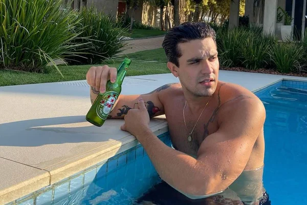 Luan Santana exibe corpo musculoso em piscina e fãs piram: “Que homem”