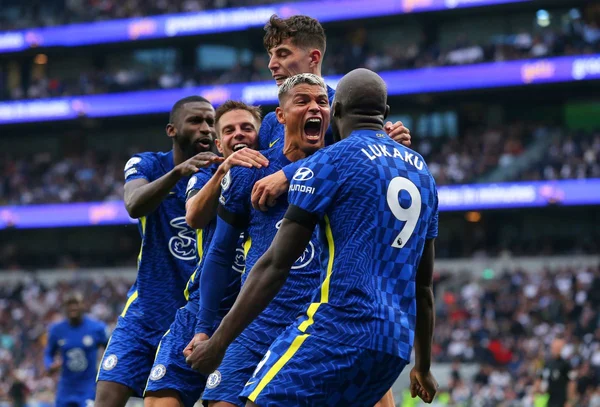 Chelsea atropela o Tottenham fora de casa na Premier League e vira líder