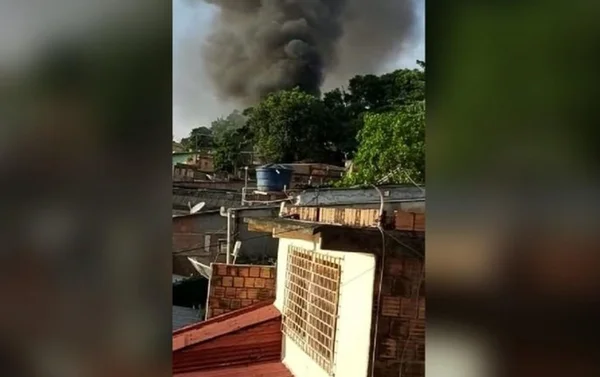 Mãe tranca crianças em casa, sai para festa e imóvel pega fogo