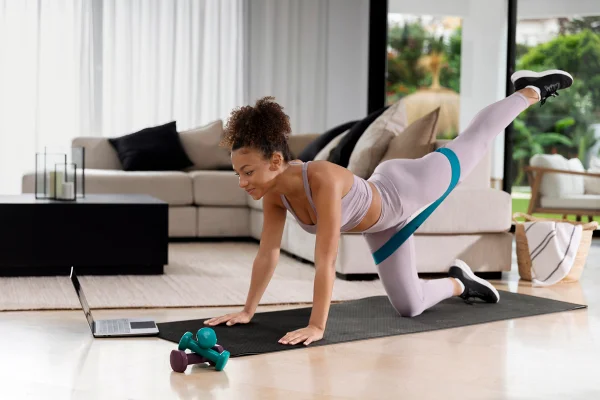 Mulher faz exercício físico em casa - Metrópoles