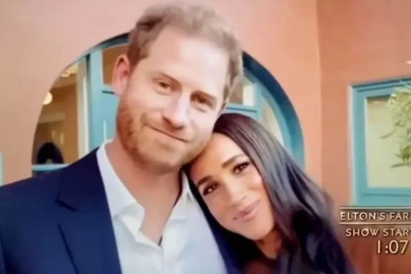 Foto colorida de homem e mulher se abraçando.Meghan e Harry-Metrópoles