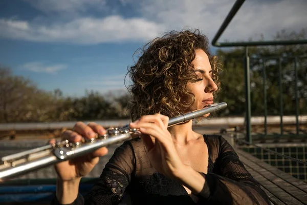 Flautista Thanise Silva apresenta show Traços no Clube do Choro