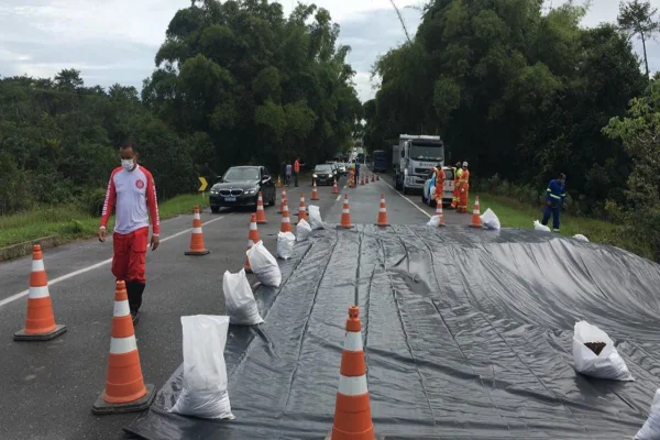 Vídeo: asfalto cede e trânsito é bloqueado em estrada que liga BA a SE
