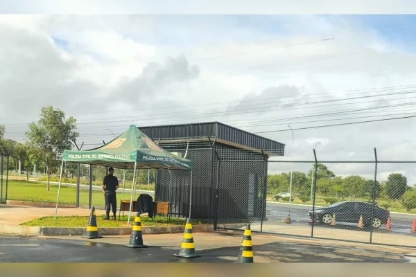 Erro em projeto faz vigilante trabalhar em tenda na PCDF. Entenda