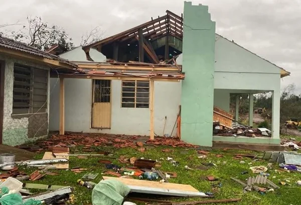 Imagem colorida de casa destelhada e destruída após ciclone no Rio Grande do Sul - Metrópoles