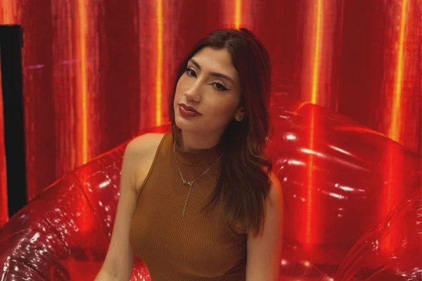 Mulher com fundo vermelho - Metrópoles
