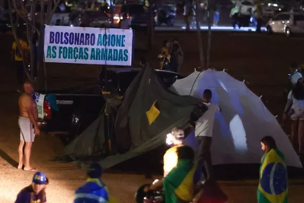 Bolsonaristas se organizam para passar vários dias na Esplanada