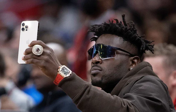 Antonio Brown segurando o celular