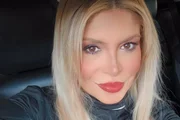 Adryana Ribeiro faz selfie dentro do carro Adryana Ribeiro faz selfie dentro do carro