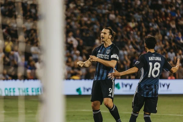 Zlatan Ibrahimovic é esnobado pelo Boca Juniors. Entenda