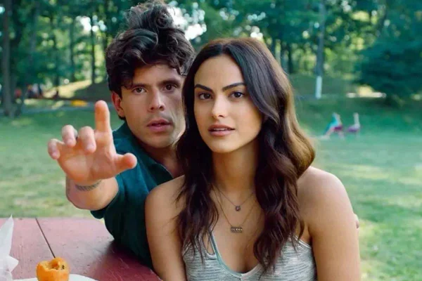 Foto colorida do ator Rudy Mancuso e da atriz Camila Mendes em Música - Metrópoles