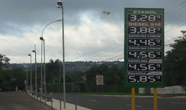 Preço do litro da gasolina dispara no DF e atinge R$ 4,47 no dinheiro