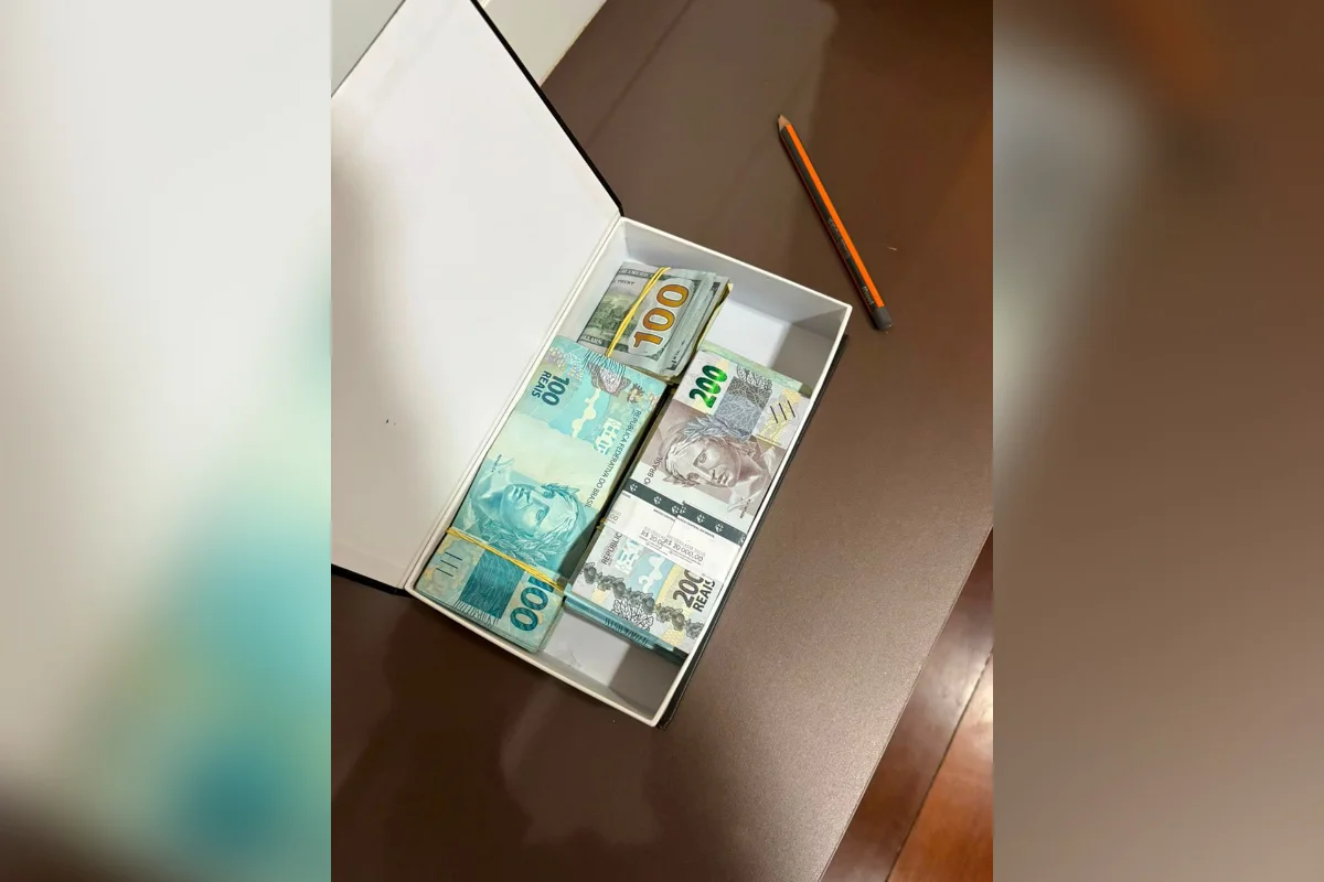 PF acha dinheiro em livro falso durante ação contra grupo de Sóstenes - imagem 6 PF acha dinheiro em livro falso durante ação contra grupo de Sóstenes - imagem 6