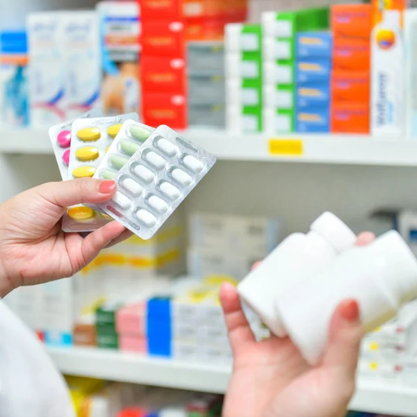 Pessoa segurando vários medicamentos