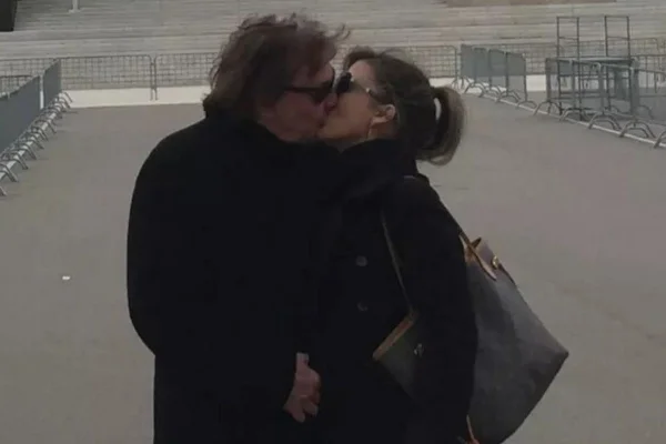 Fábio Jr. beija a esposa e revela que o casal está curado da Covid-19