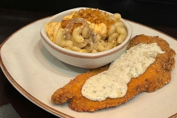 Mulher encontra aparelho dentário dentro de comida do Outback - Metrópoles