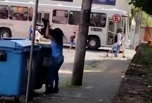 Mulher joga cachorro no lixo e vídeo gera revolta nas redes sociais