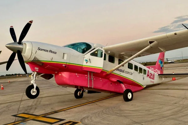 Avião da Azul "empina"durante embarque de passegeiros