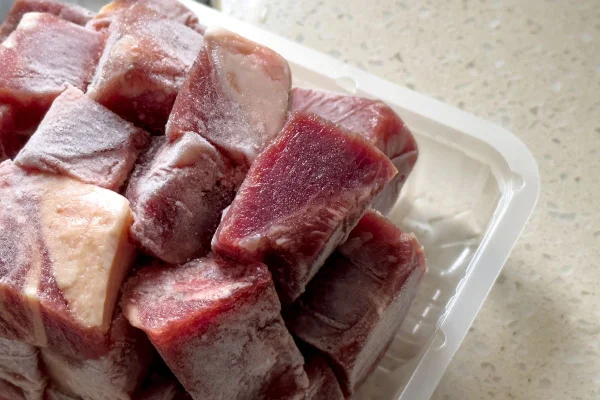 foto de carne congelada em uma bandeja