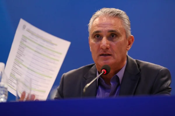 Tite com lista da convocação