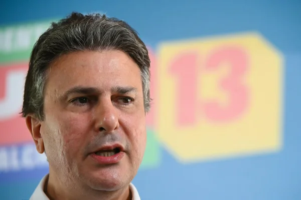 Camilo Santana concede entrevista coletiva à imprensa após assumir a coordenação-geral da campanha de reeleição do presidente Luiz Inácio Lula da Silva no segundo turno das Eleições