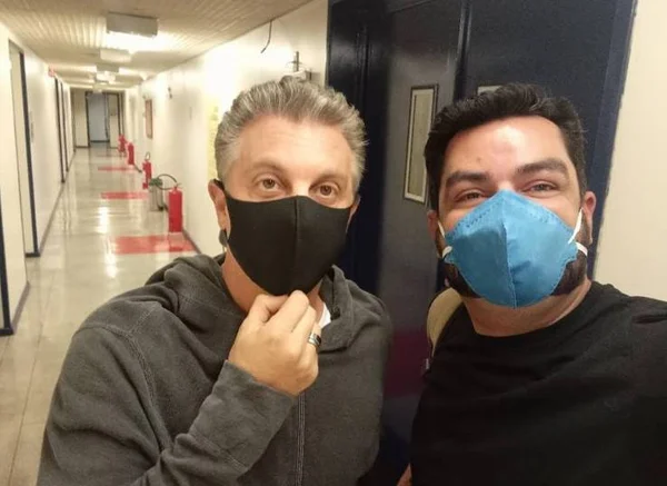 Jornalista tenta ficar milionário na estreia de Huck no Domingão