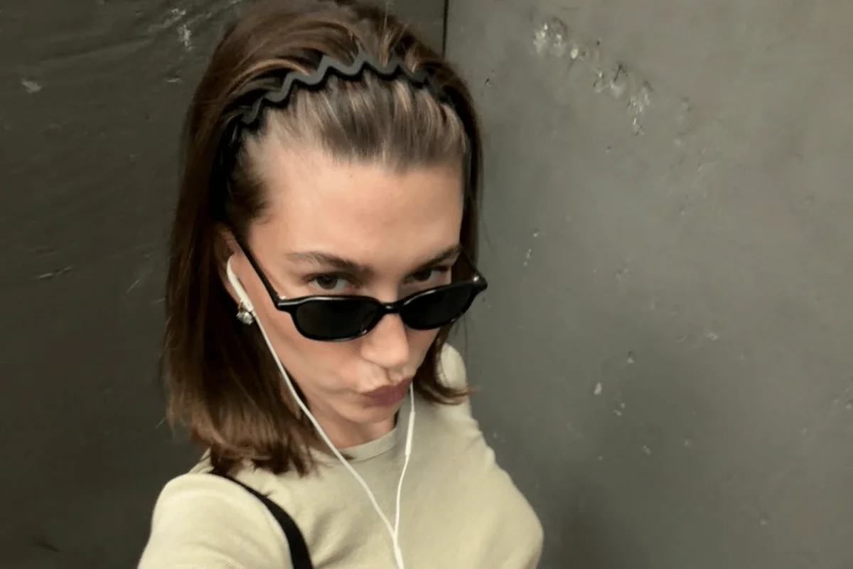 Hailey Bieber resgata icônica tiara ondulada dos anos 2000
