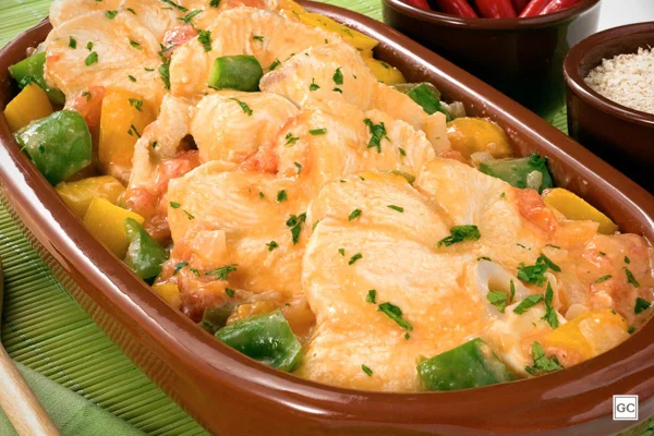 Moqueca de cação com pimentão em travessa de barro - Metrópoles