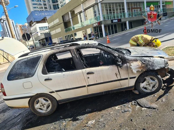 Imagem colorida de carro branco que pegou fogo no DF