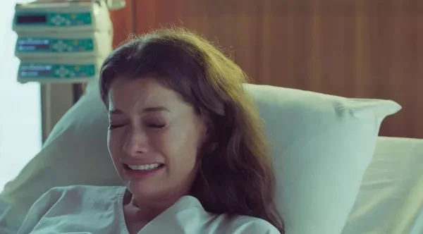 Mulher chorando na caam do hospital