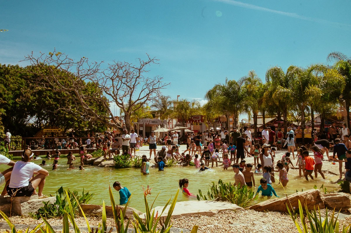 O complexo conta com atividades como mergulho no laguinho, teatrinho e recreação O complexo conta com atividades como mergulho no laguinho, teatrinho e recreação